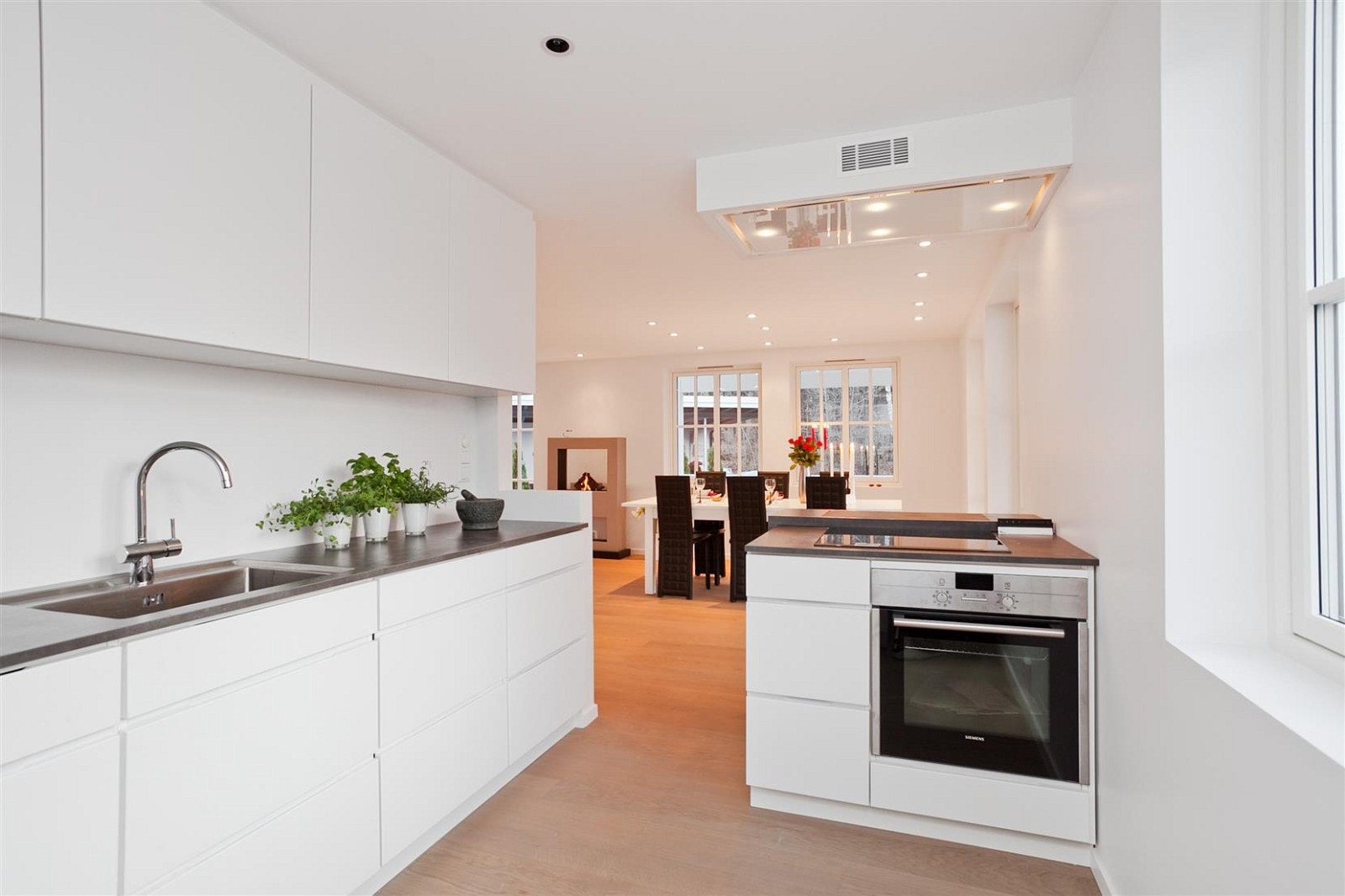 Smakfullt og delikat kjøkken med mange flotte detaljer og høy standard Galleribilde