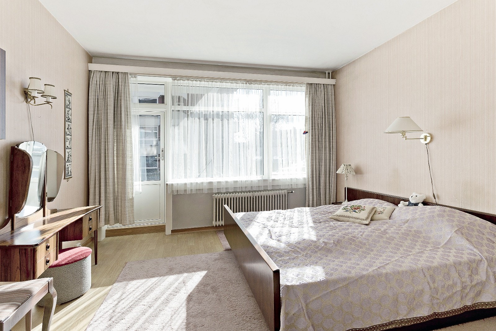 Stort soverom med utgang til balkong Galleribilde