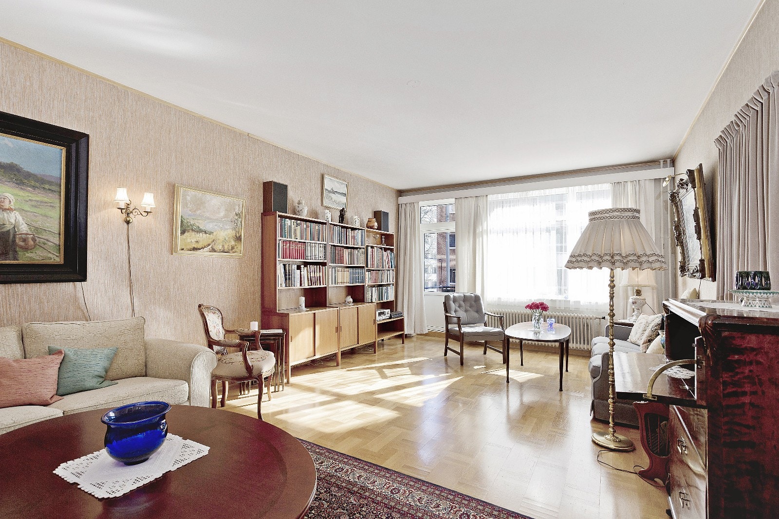 Stort stue med utgang til balkong Galleribilde