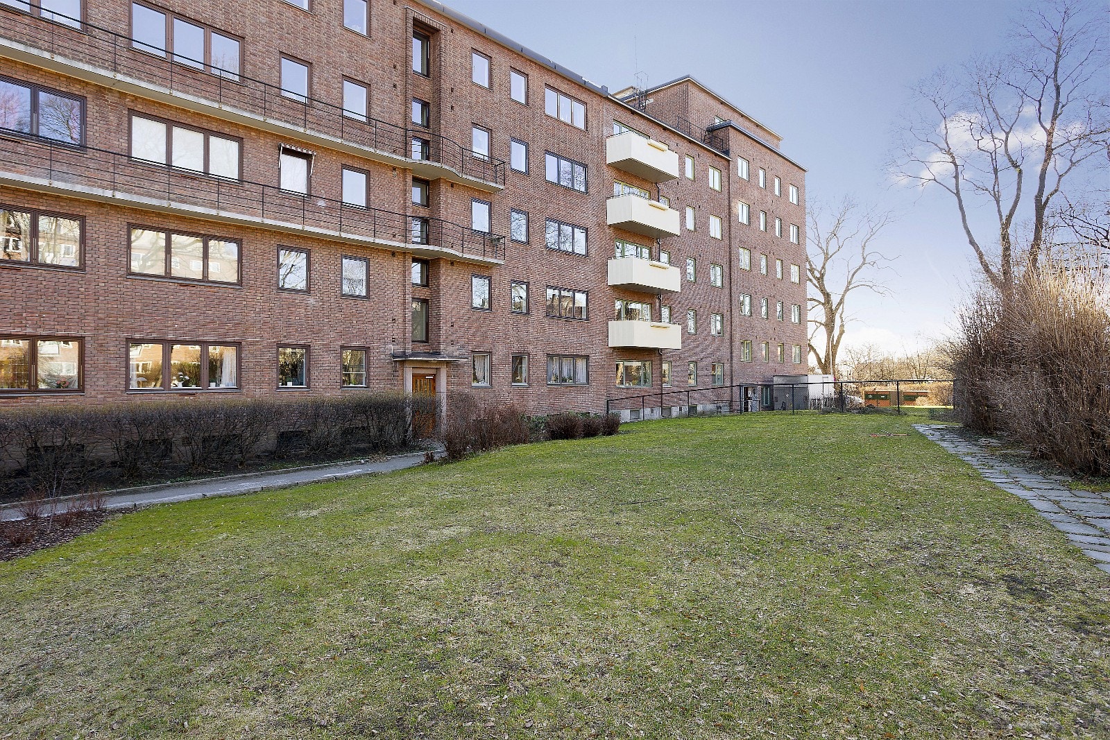 Inngang fra parkmessig atrium Galleribilde