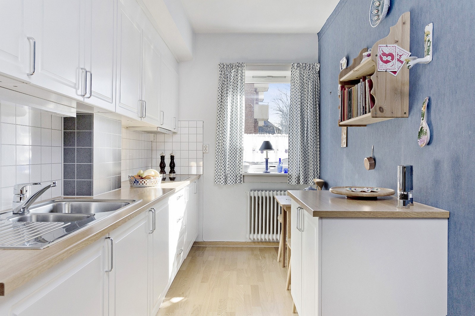 Moderne kjøkken med liten spiseplass Galleribilde