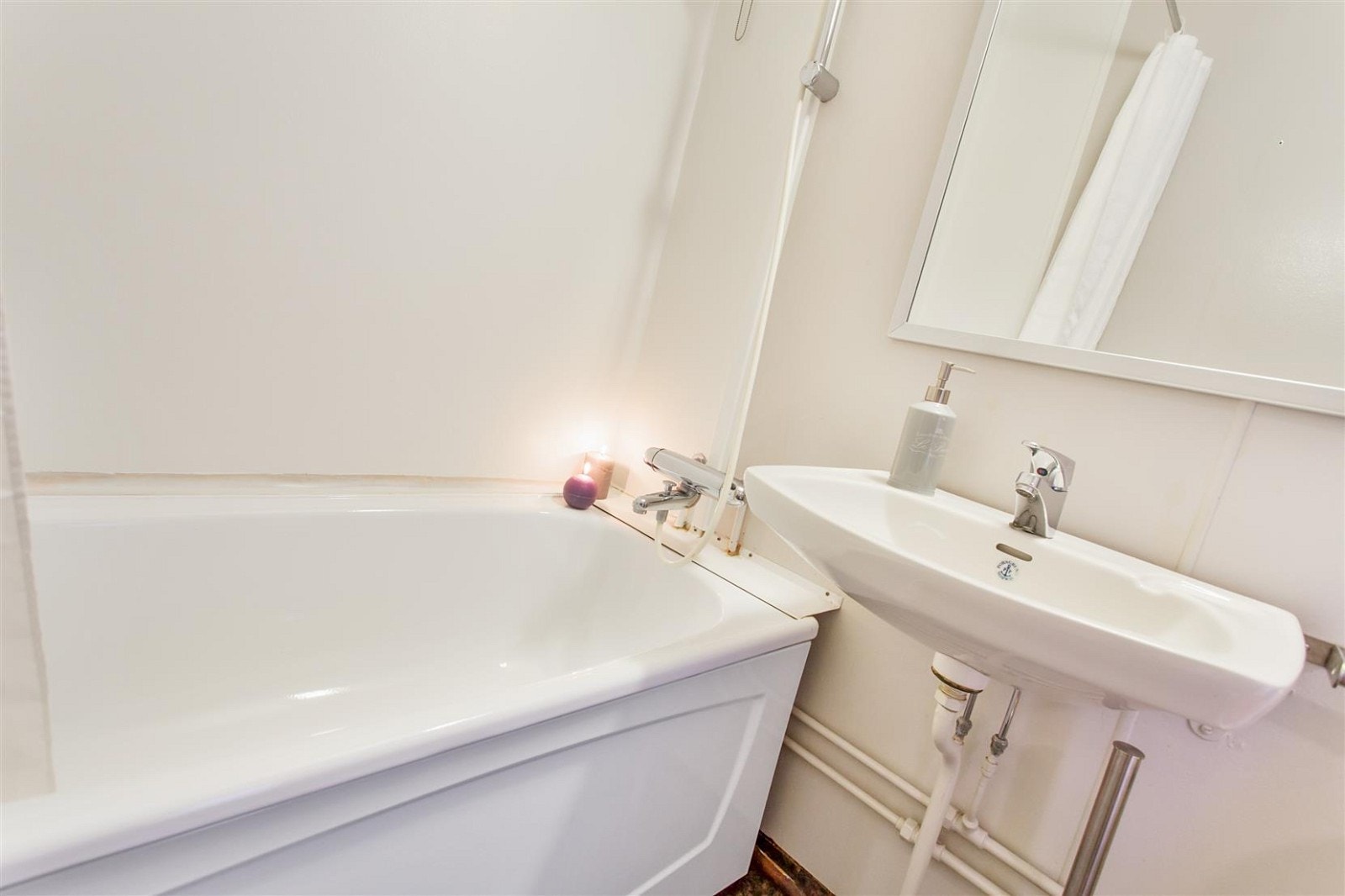 Lyst bad med badekar Galleribilde