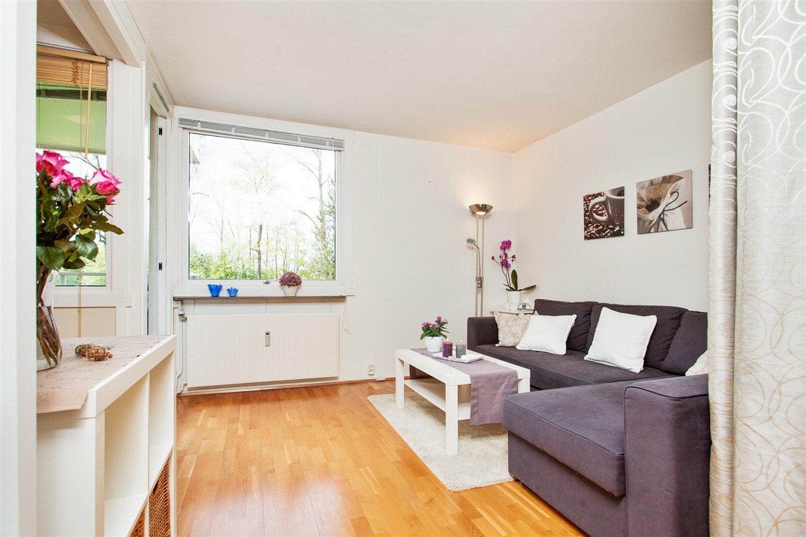 Koselig stue med plass til salong, bokhyller og TV-møblement. Galleribilde