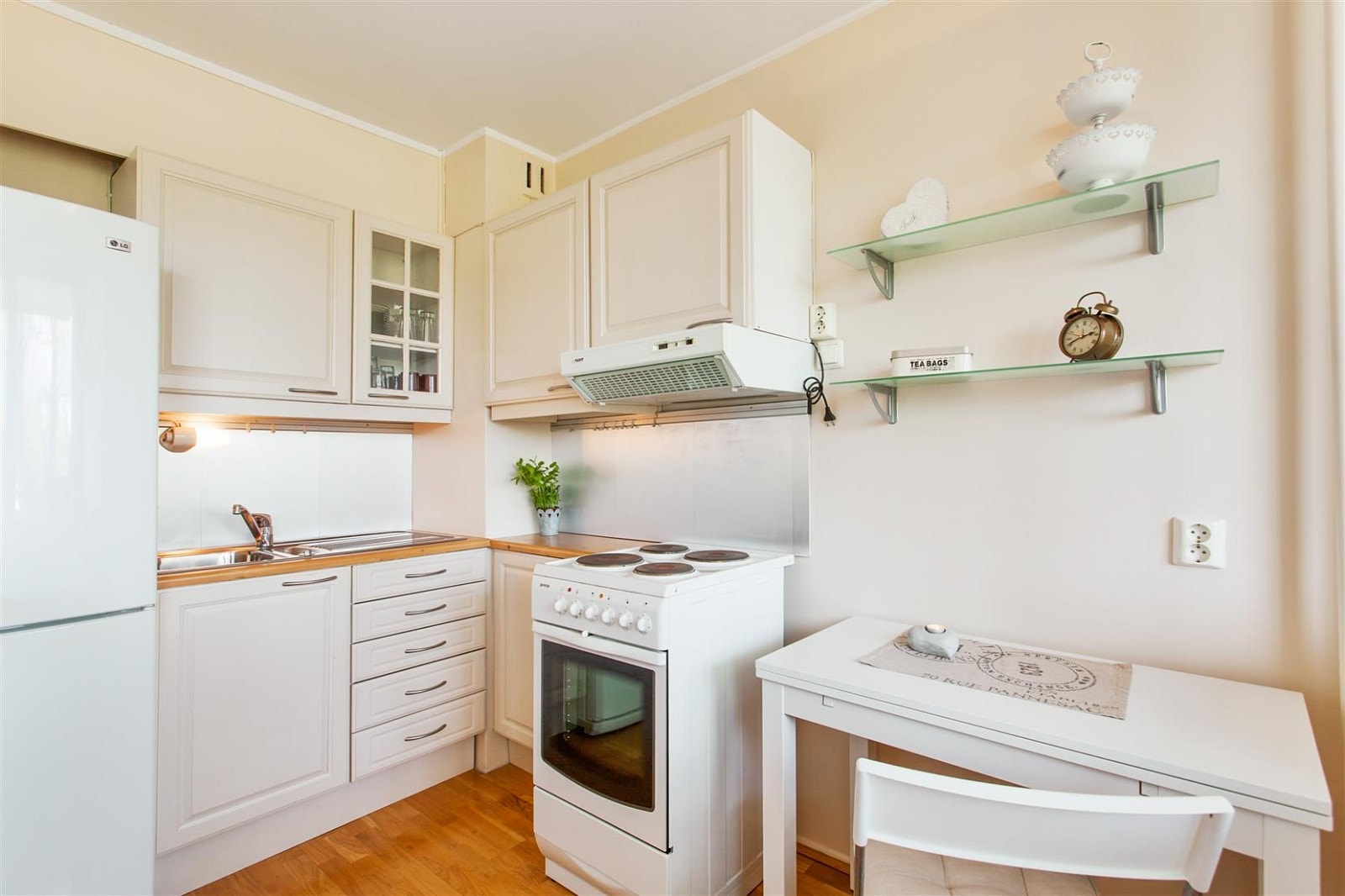 Plass til lite bord for morgenkaffen på kjøkkenet Galleribilde