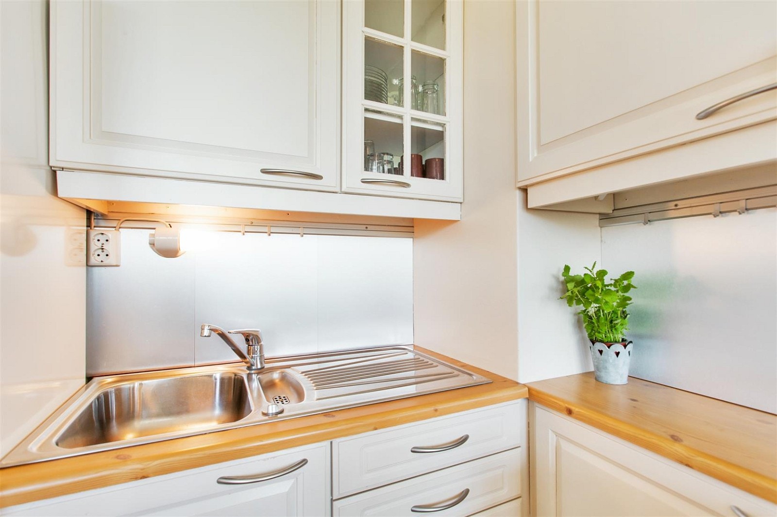 Lys og pen kjøkkeninnredning Galleribilde