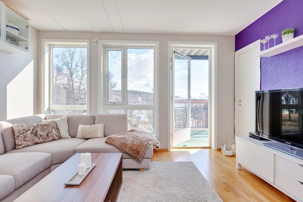 Velkommen til Wanny Woldstads Veg 5, en super og meget flott 2-roms b/l leilighet beliggende i 3. etasje med nydelig utsikt mot sør-vest, meget gode solforhold, garasje heis m.m. Galleribilde