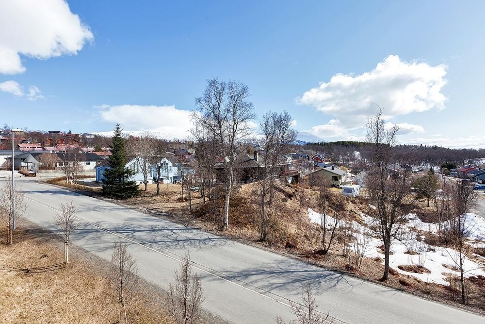Fra veranda og stuevinduer ser en fjellene på fastlandsiden også Galleribilde