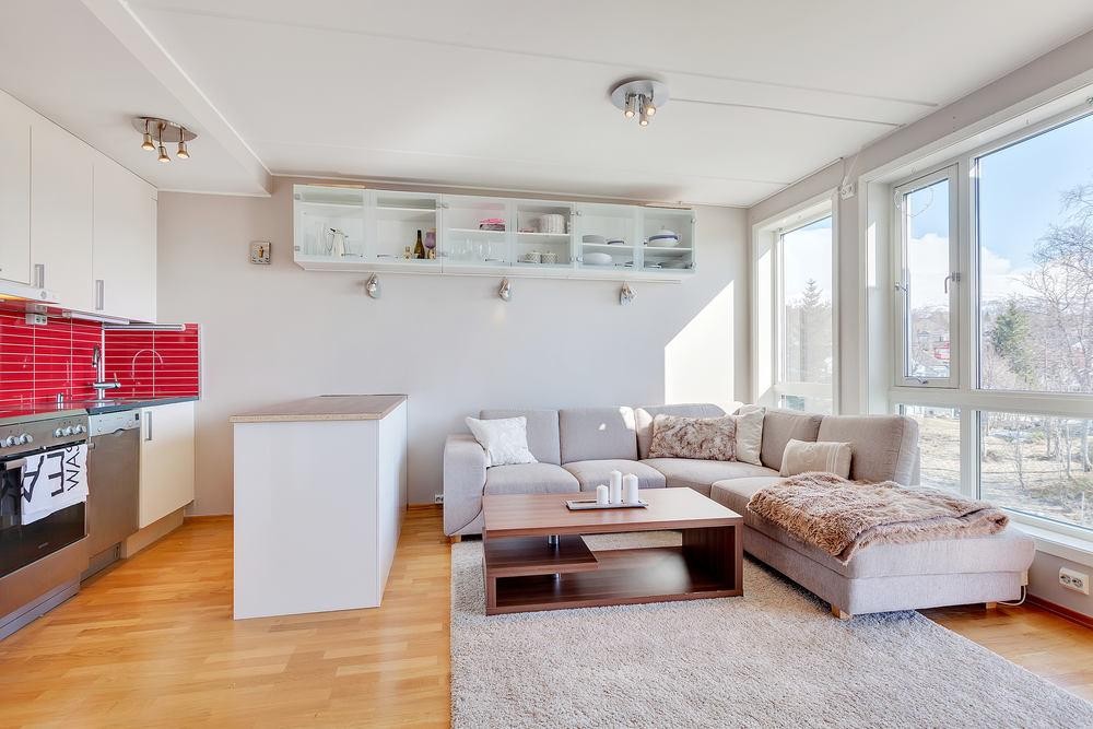 Stue / kjøkken er åpen løsning, men smart adskilt med innholdsrik kjøkkenøy Galleribilde