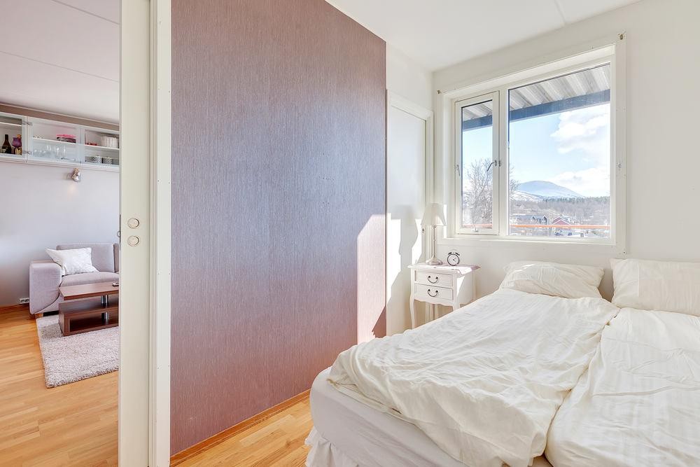Lunt og koselig soverom med god garderobeplass, og to innganger fra stue om en ønsker å midstille sengen. Vinduer mot sør. Galleribilde