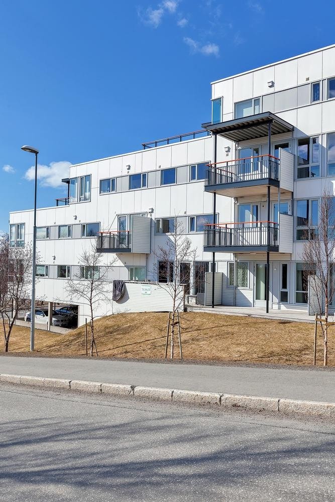 Leiligheten ligger i 3. etasje, og har ingen veranda over seg. Overbygget gjør at en fint sitter ute og koser seg selv på en regnværsdag Galleribilde