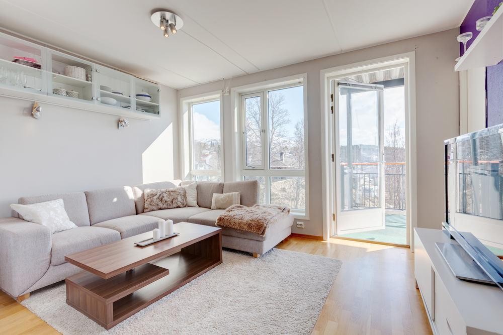 Lys og luftig stue med store vindusflater som slipper inn mye lys og hvor en nyter storslagen utsikt. Galleribilde