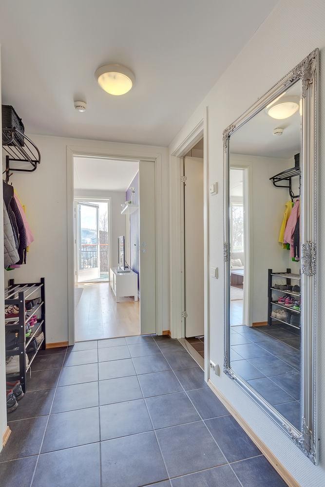 Pent flislagt og romslig inngangsparti Galleribilde