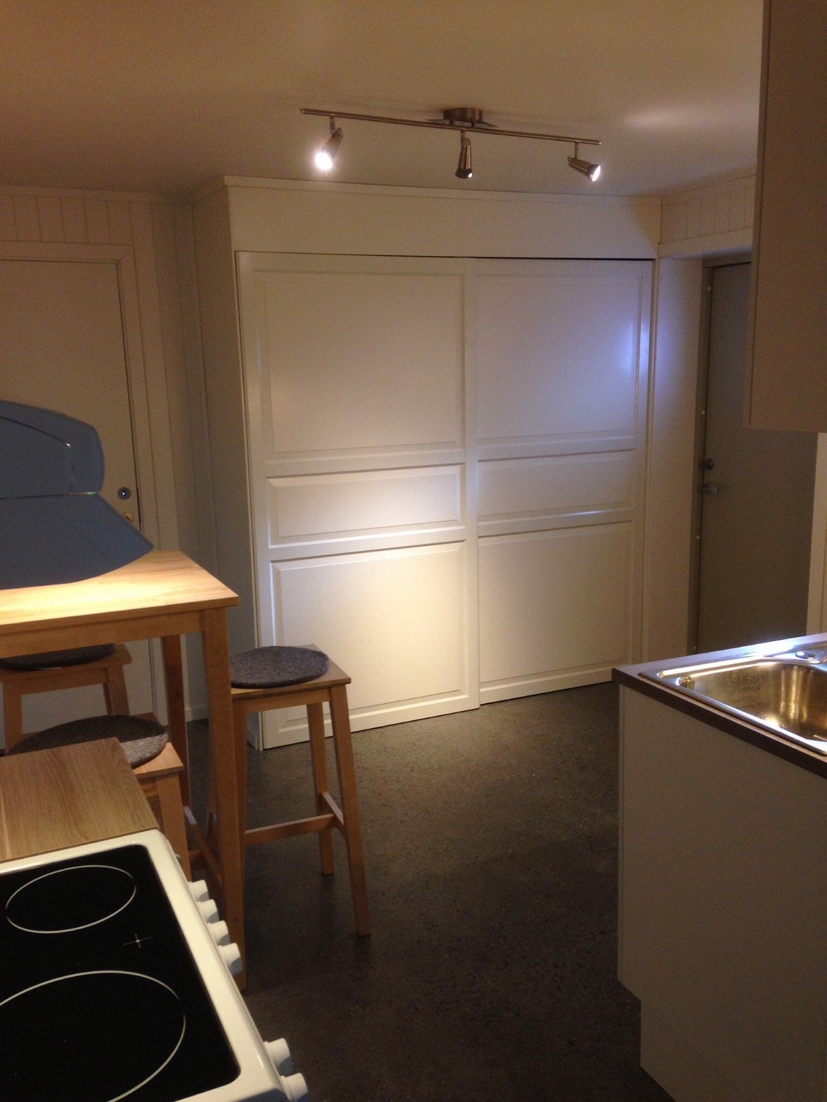 Skyvedørsgarderobe ved inngang. Galleribilde