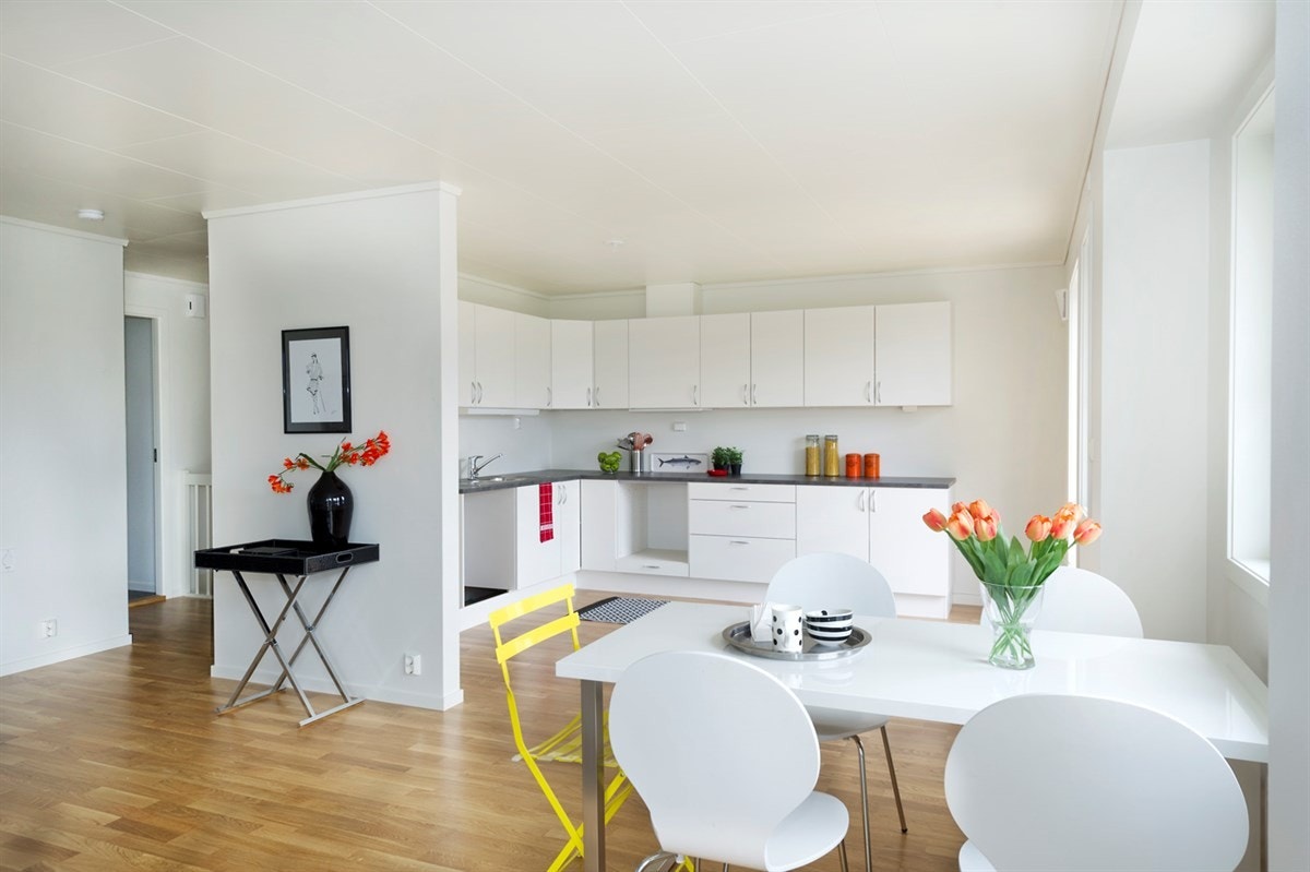 Åpen kjøkkenløsning mot stuen. Kan enkelt bygges igjen om man ønkser det. Galleribilde