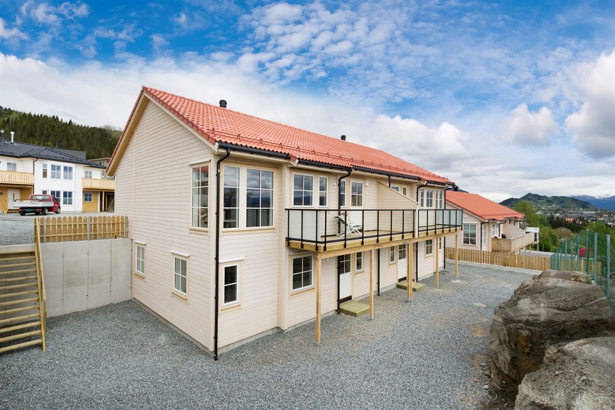 God uteplass foran boligen, og godt med parkeringsplass på baksiden Galleribilde