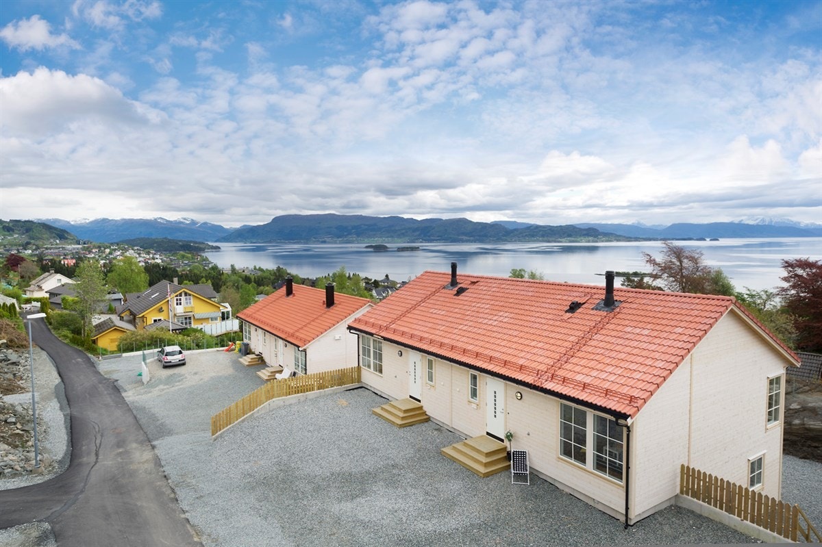 Velkommen til Kuvågvegen 31 - tomannsbolig med med nydelig sjøutsikt og meget barnevennlig beliggenhet! Galleribilde