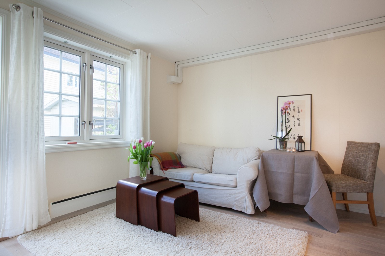 Lys og koselig stue med store vinduer, eikeparkett og gulvvarme. Galleribilde