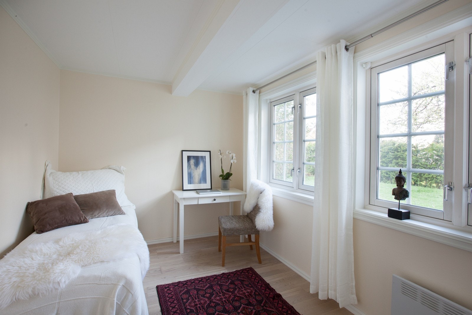 Stille soverom med store vinduer ut mot hagen. Galleribilde