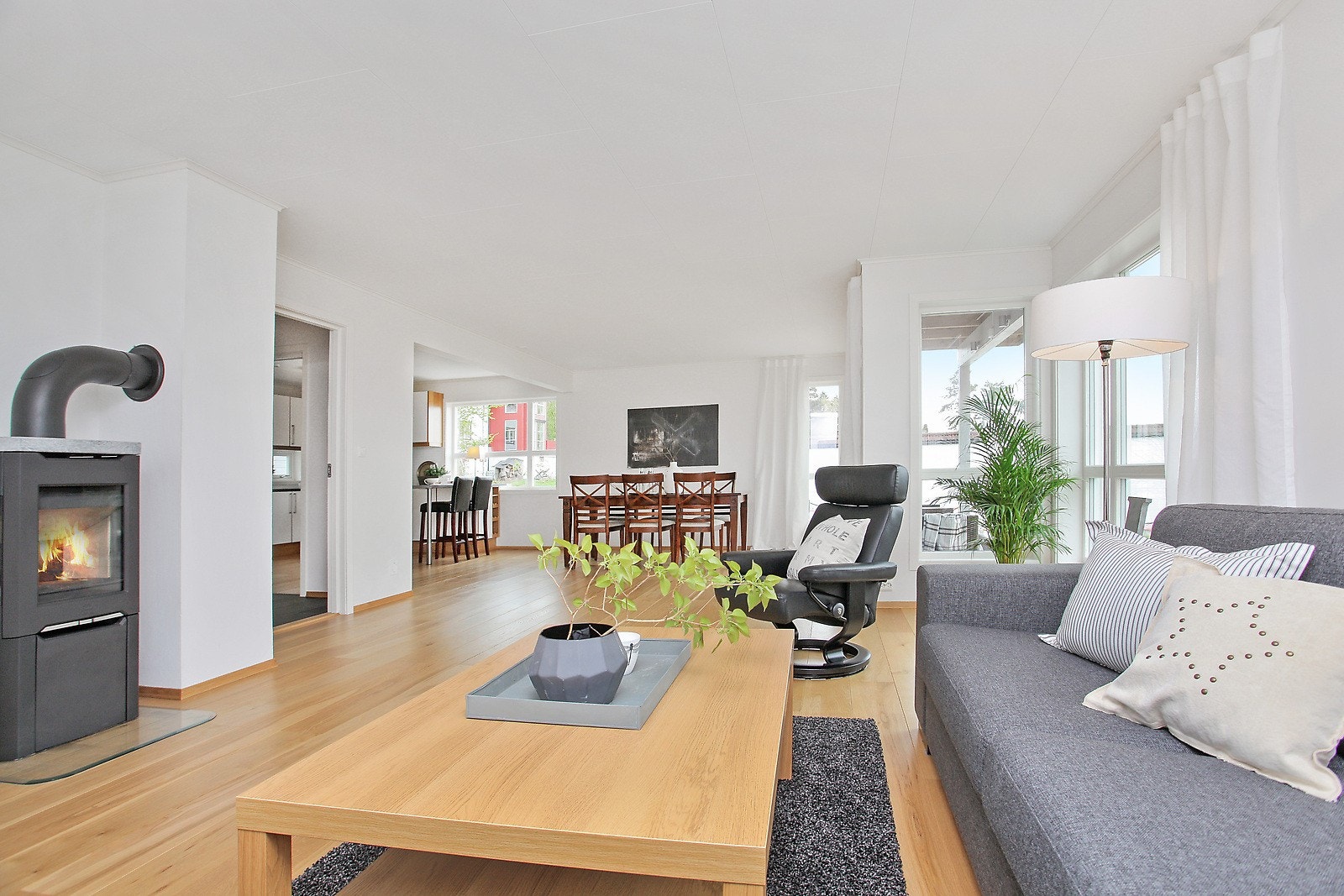 Stue mot spisestue og kjøkken - utgang til vestvendt markterrasse og hage Galleribilde