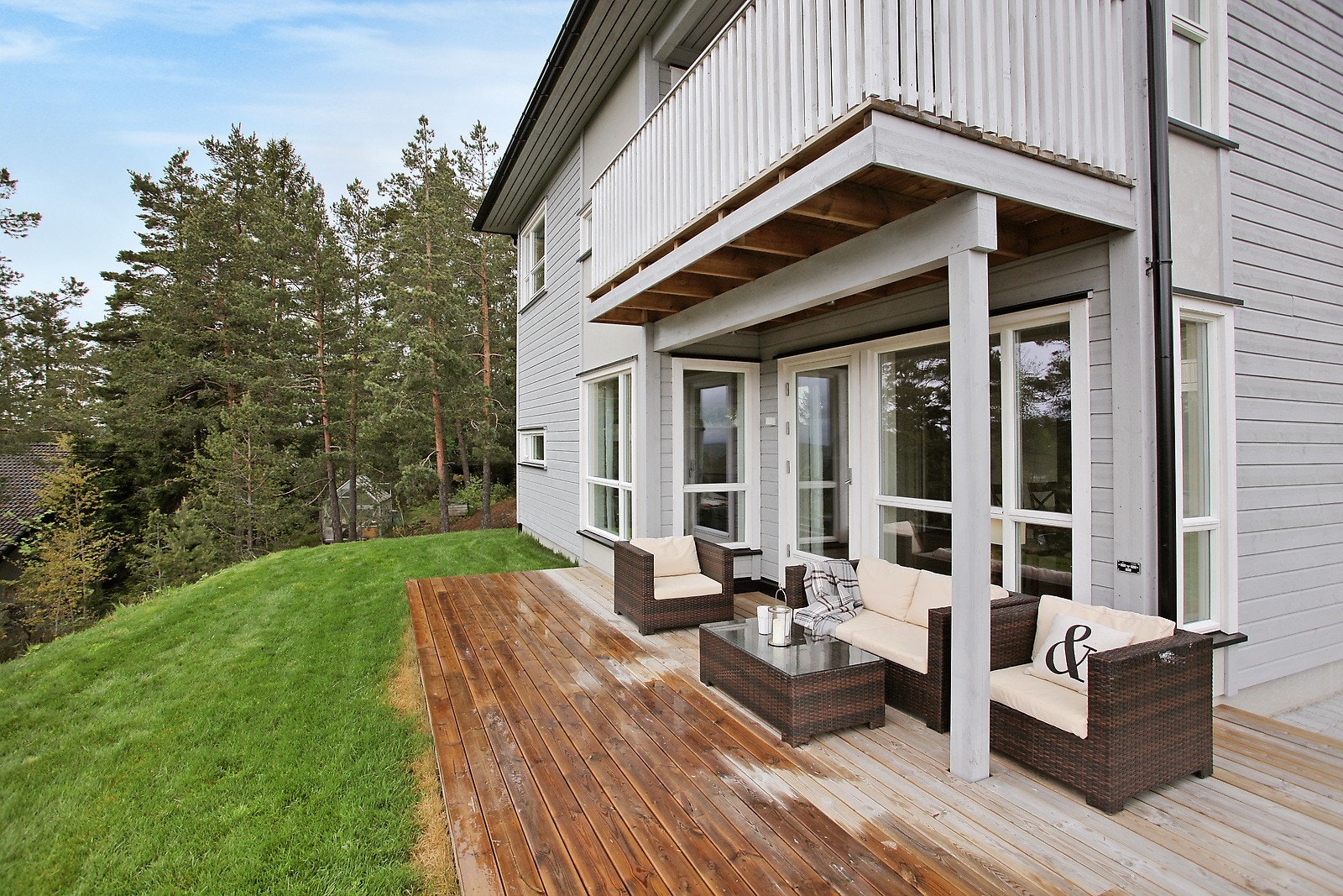 Markterrasse mot syd og vest - stenlagt gangvei til inngangsparti Galleribilde