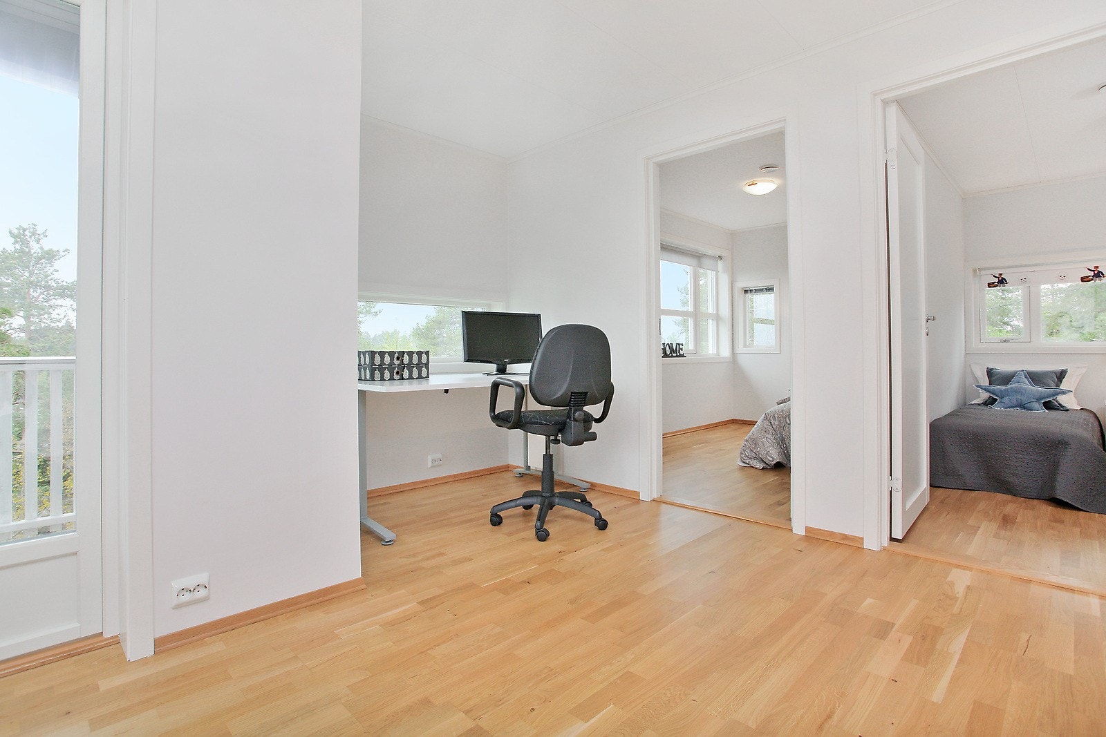 Loftsstue med utgang til balkong - inngang til 3 soverom og bad - mulighet for fradeling til ekstra soverom Galleribilde