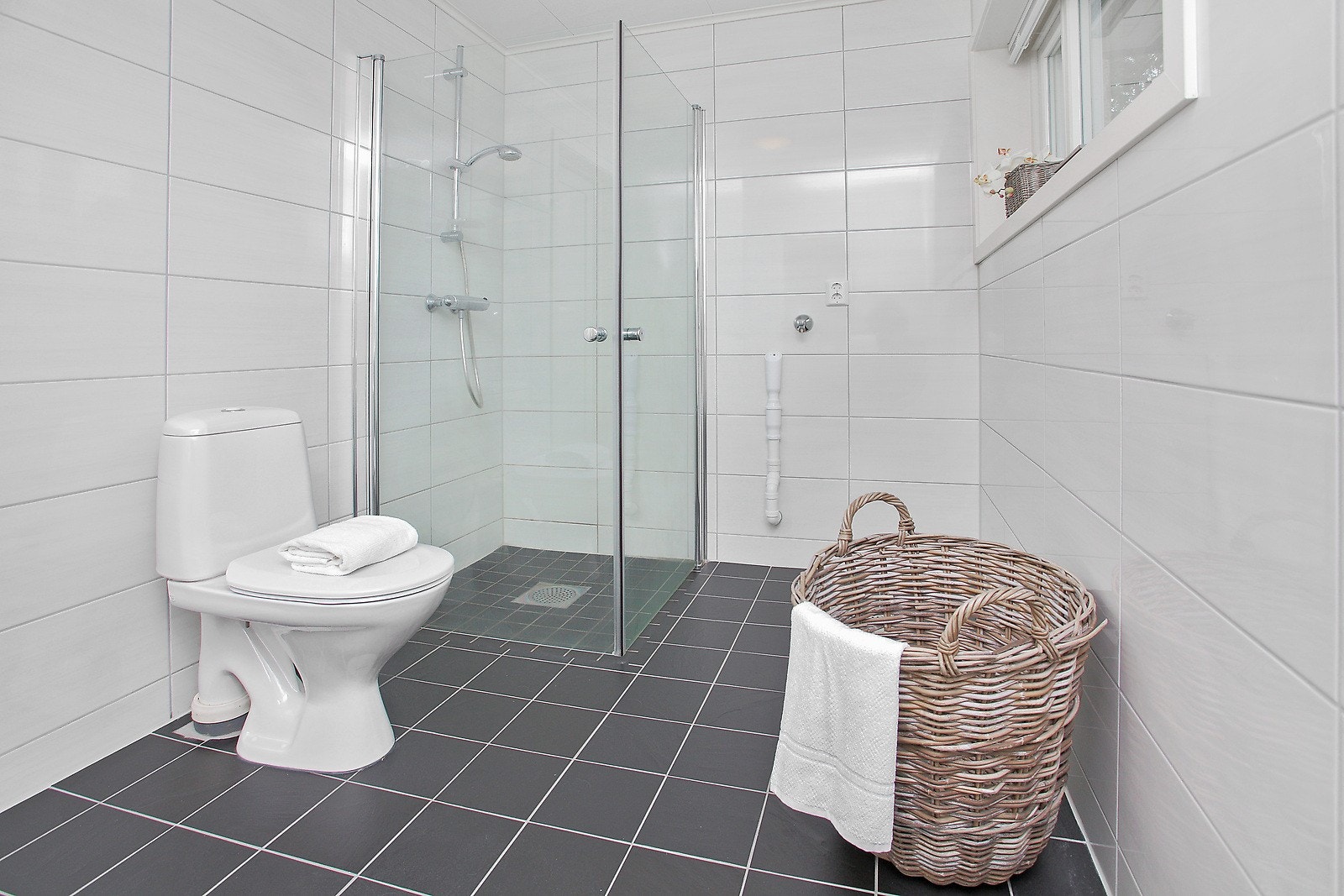 Romslig bad i andre etasje - inneholder toalett, dusj-nisje og opplegg til vaskmaskin Galleribilde