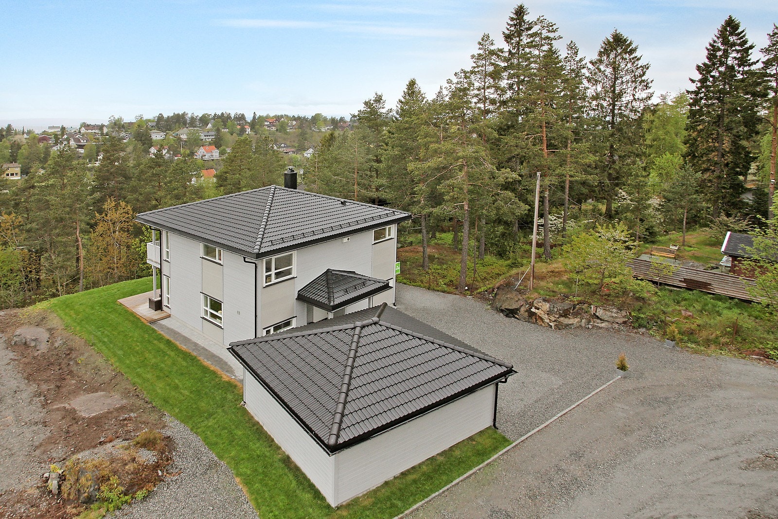 Oversiktsbilde av bolig og garasje Galleribilde