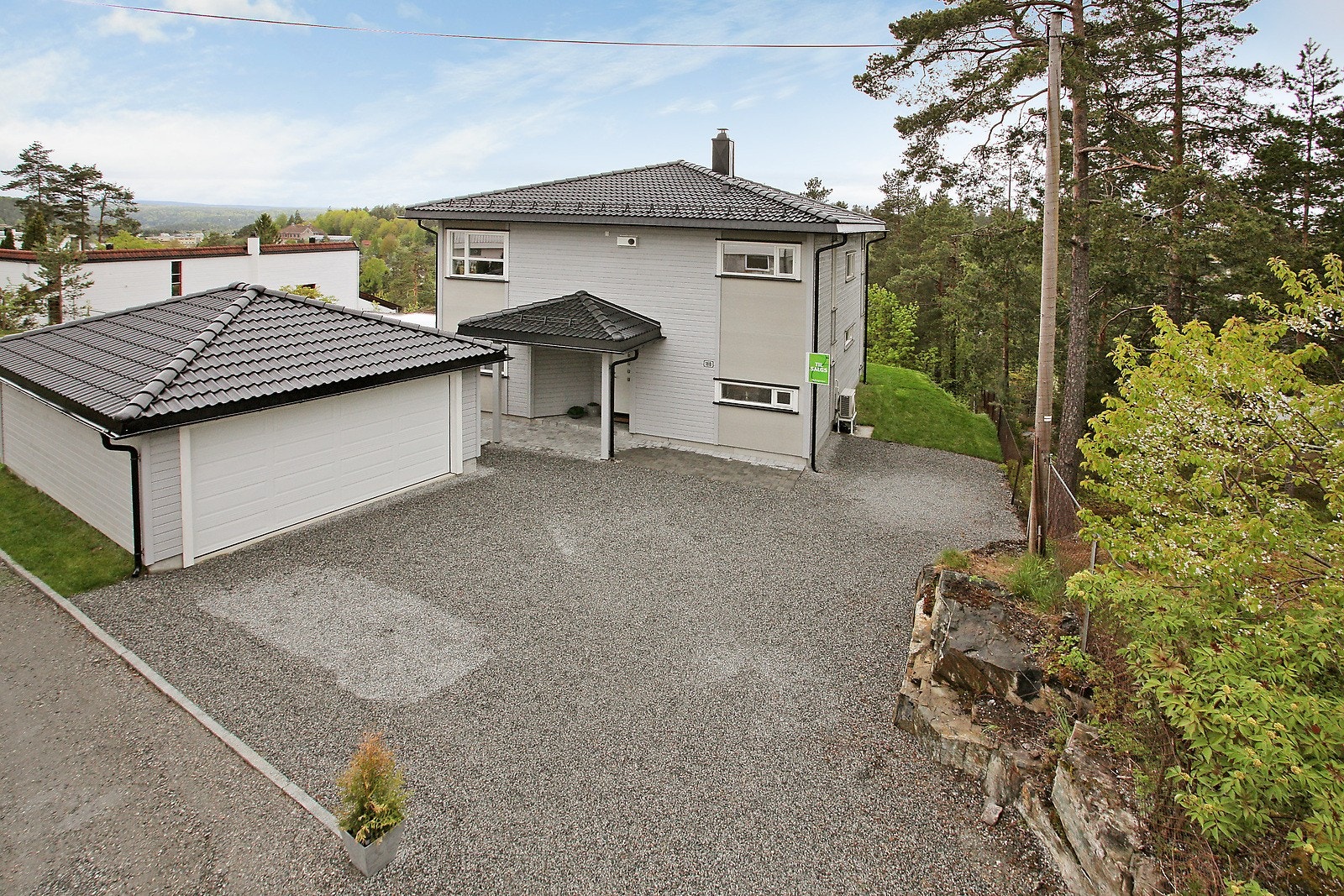 Bolig med dobbelgarasje - huset er levert av Mesterhus type Maria - for mer informasjon besøk Mesterhus sine hjemmesider Galleribilde