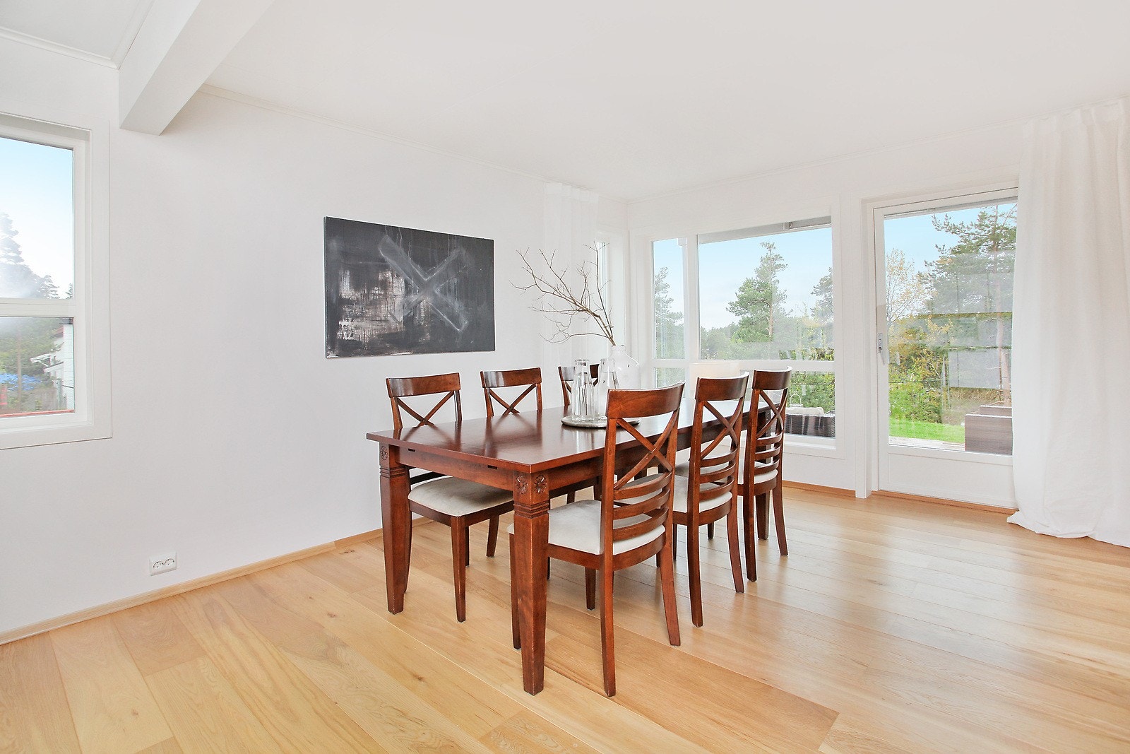 Spisestue med utgang til vestvendt markterrasse og hage Galleribilde