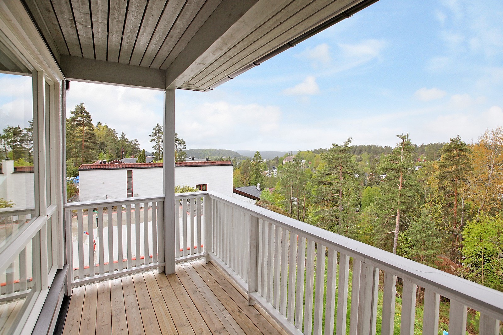 Usjenert hovedutsikt mot vest og Kolbotn sentrum mot syd - bilde er tatt fra balkong utfra loftstue i andre etasje Galleribilde