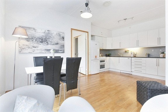 Lyst og lekkert oppholdsrom. Høyt under tak. Galleribilde