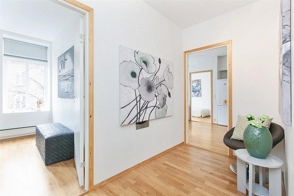 Romslig gang. Galleribilde