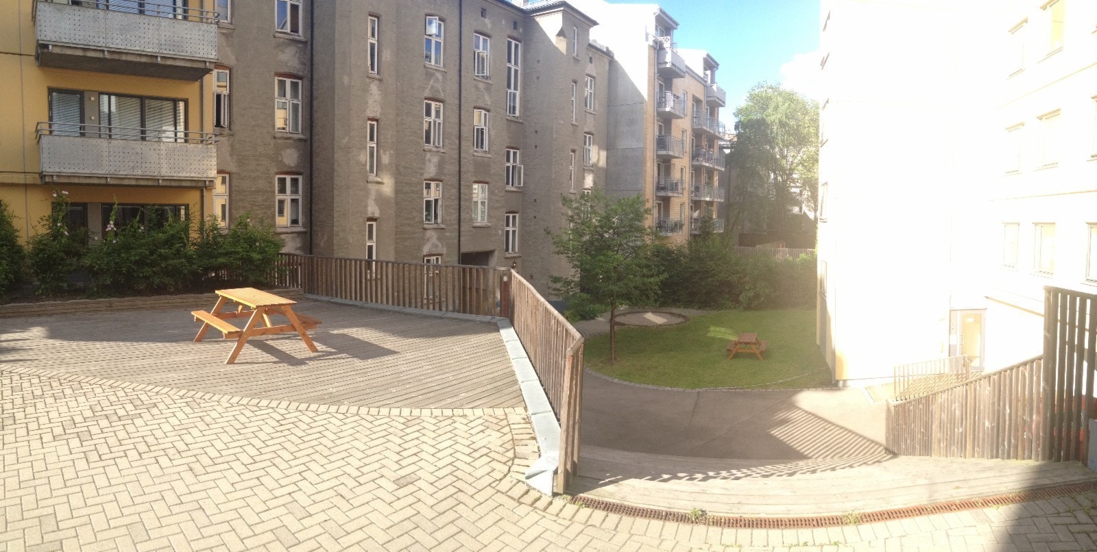 Solfylt, veldrevet og trygt gårdsrom. Galleribilde