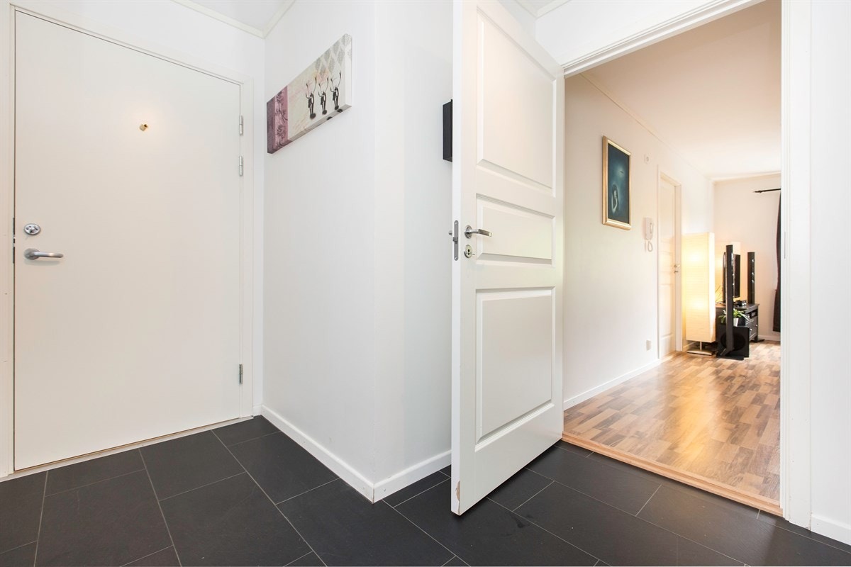 Gang med fliser på gulv. Galleribilde