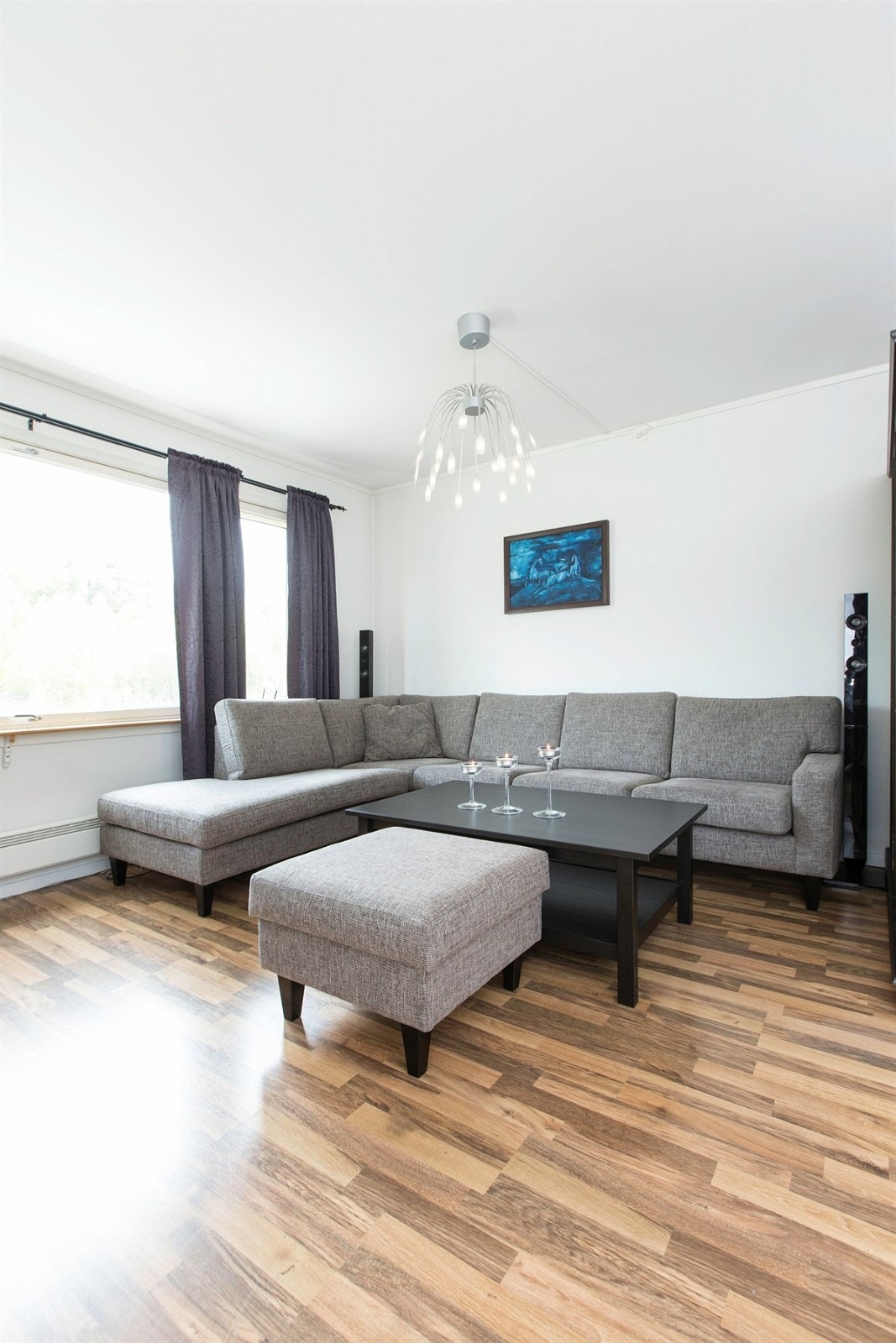 God plass til sofa. Galleribilde