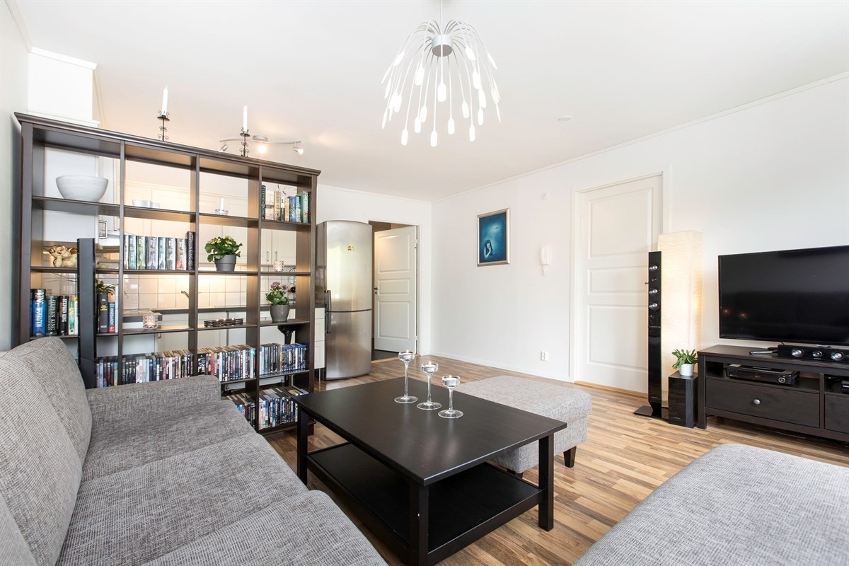 Stuen er malt i lyse farger. Galleribilde