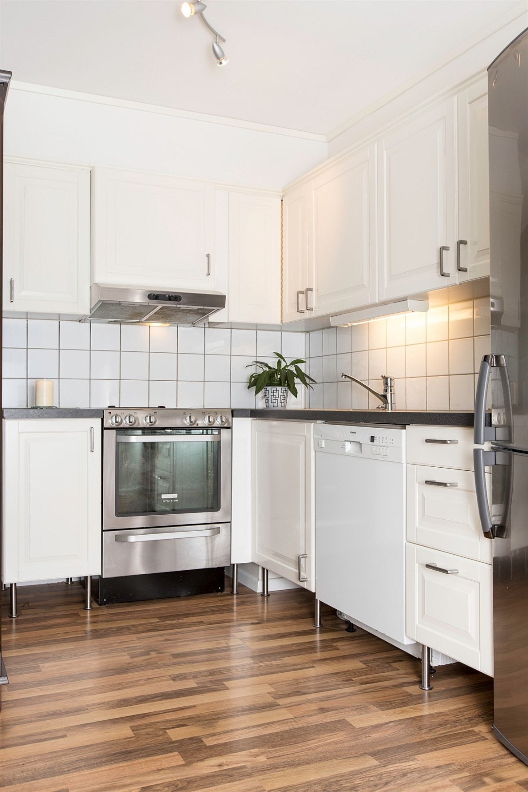 Kjøkken med profilerte fronter. Galleribilde