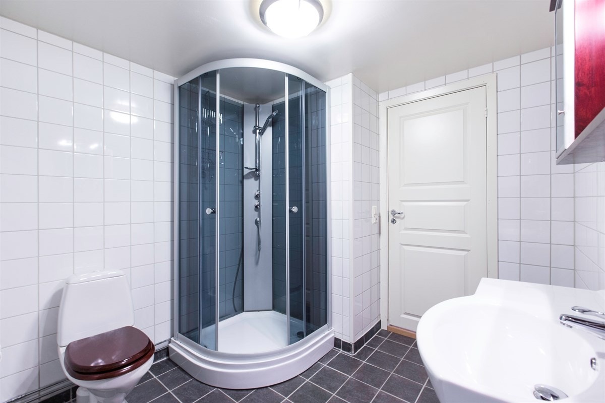 Selger har montert dusjkabinett. Galleribilde