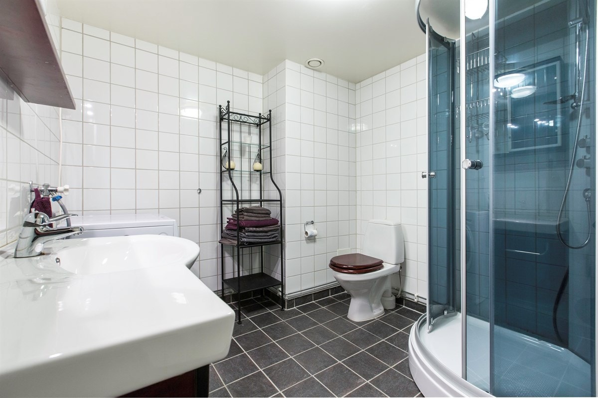 Badet er flislagt med varmekabler. Galleribilde