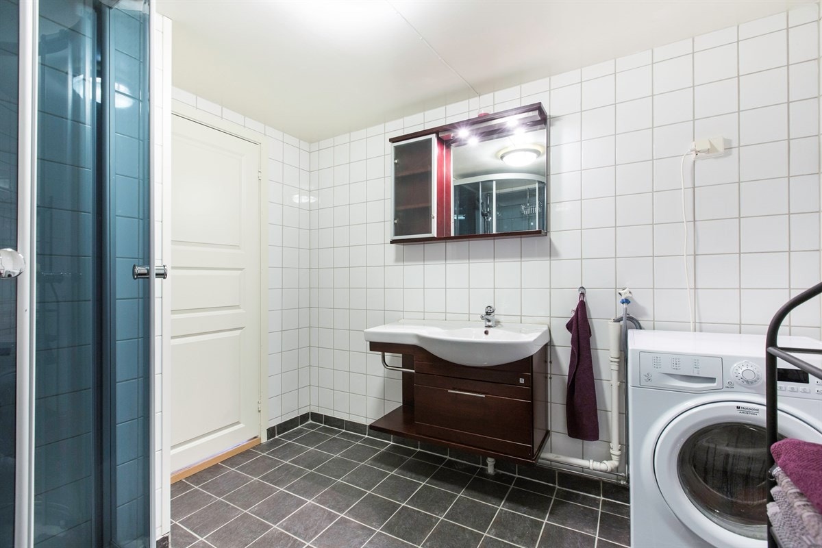 Badet har opplegg for vaskemaskin/tørketrommel. Galleribilde