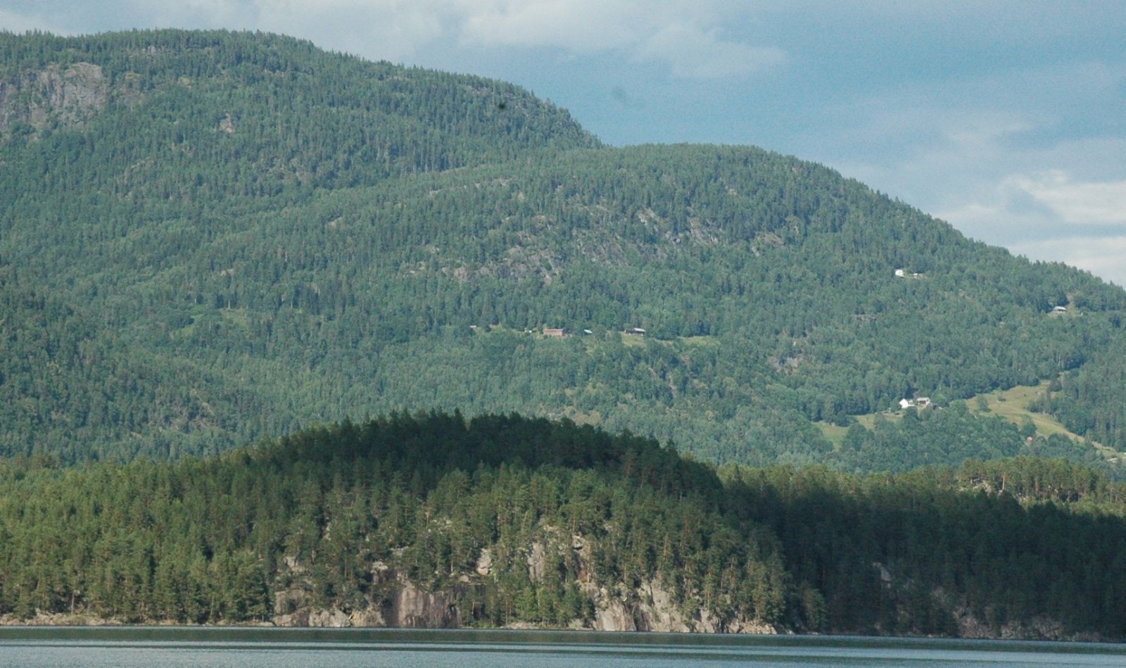 Gården i midten av bildet Galleribilde