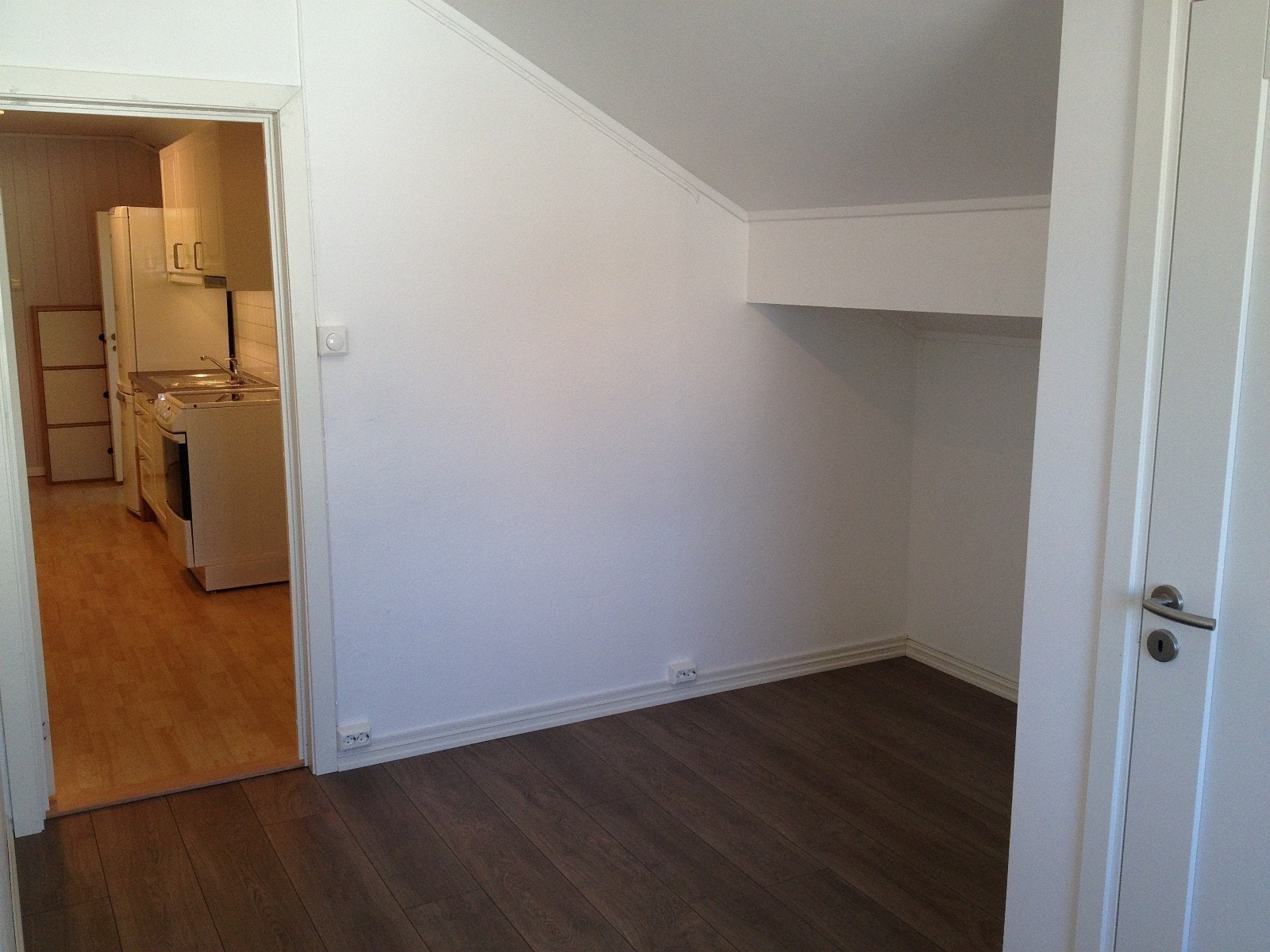 Ledig rom viser beliggenhet i forhold til kjøkken. pusset opp 2020 Galleribilde