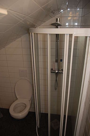 Nytt bad august 2010. Fellesareal deles med 2 andre rom. Galleribilde