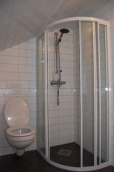 Nytt bad august 2010. Fellesareal deles med 2 andre rom. Galleribilde