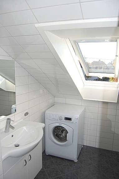 Oppusset bad august 2010, med tak vindu og vaskemaskin. Fellesareal deles med 2 andre rom. Galleribilde