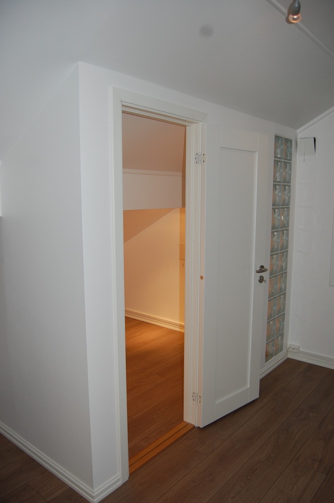 Bilde av dør inn til bod/garderobe/sovemulighet. Galleribilde