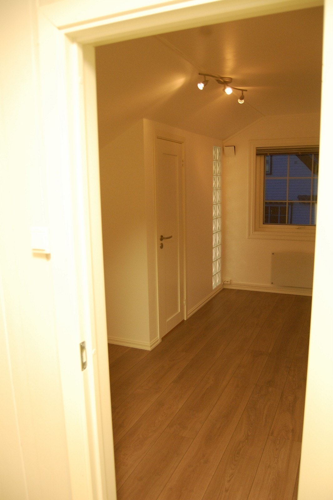 Bilde av rommet og dør inn til bod/soverom fra gang. Galleribilde