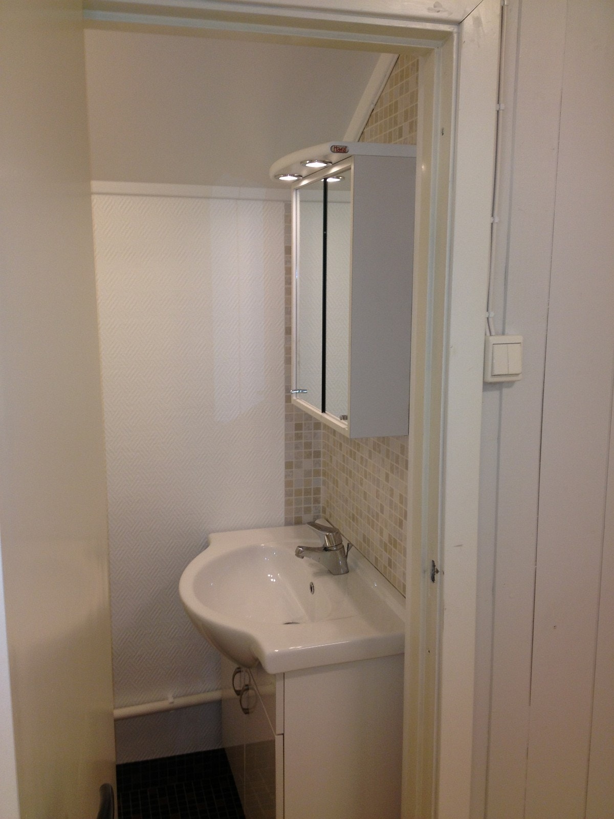 Toalett 2. med vask og speil. Fellesareal deles med 2 andre rom Galleribilde