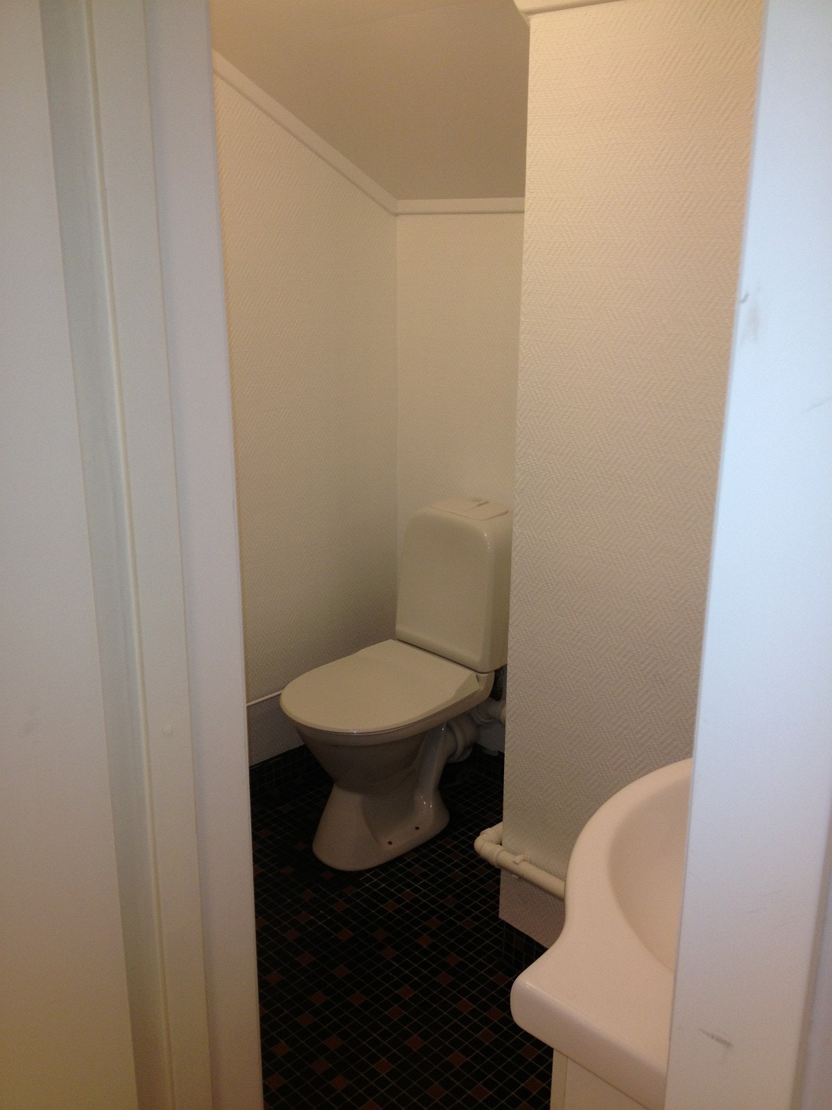 Toalett 2. med vask og speil. Fellesareal deles med 2 andre rom Galleribilde