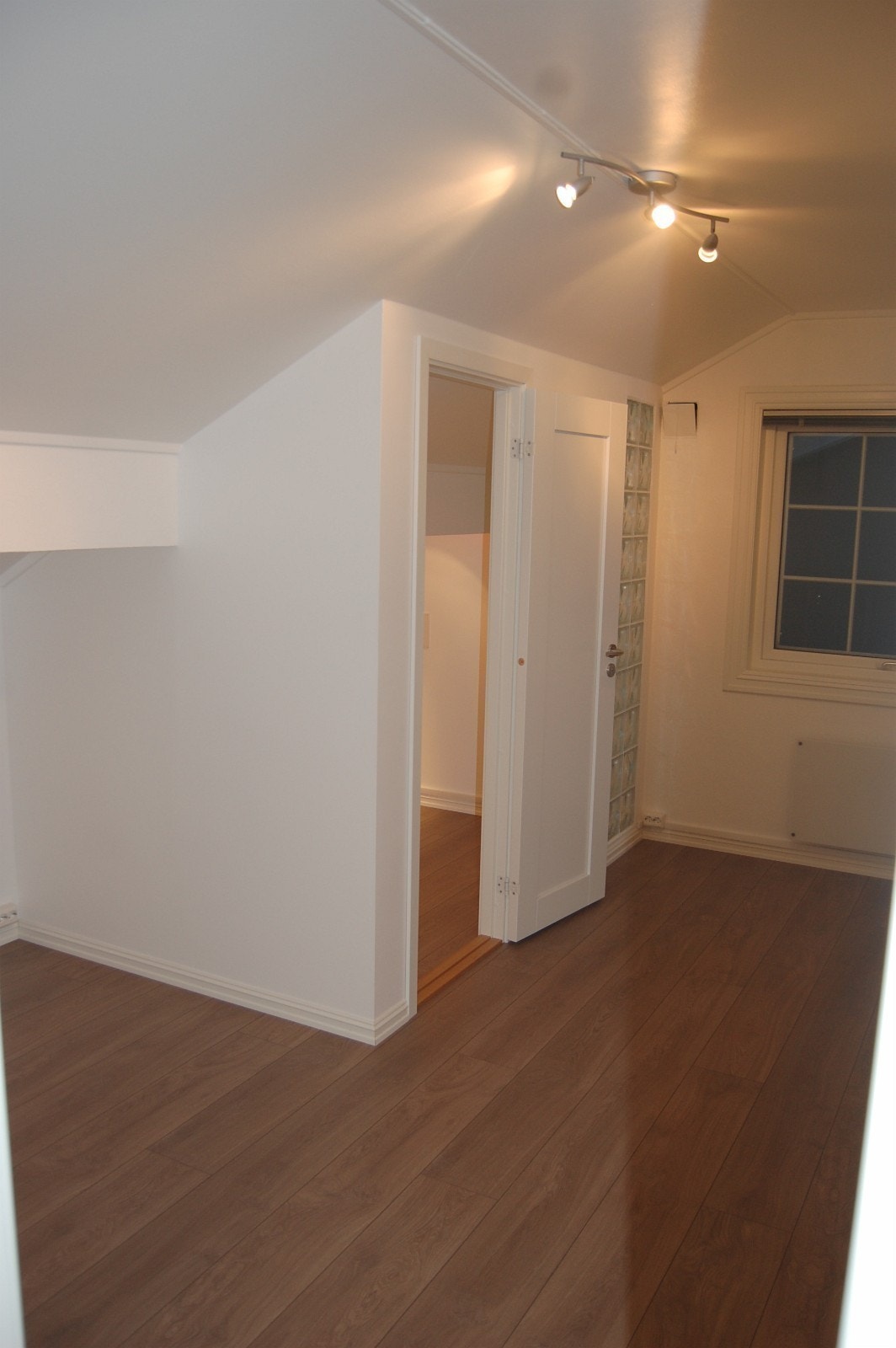 Bilde av rommet og dør inn til bod/soverom fra gang. Galleribilde